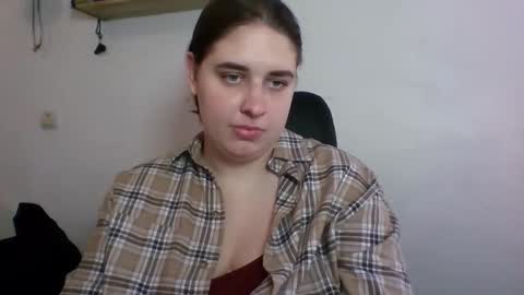 hess_luna_ online show from October 2025 09:07:02 AM