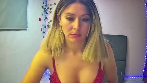 Snapshot of hestesiaxx chatting on December 2024 01:59:01 AM Hestesiaxx online show from December 2024 01:59:01 AM