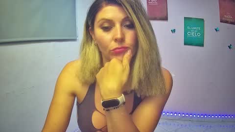 Snapshot of hestesiaxx chatting on September 2025 01:38:01 AM Hestesiaxx online show from September 2025 01:38:01 AM