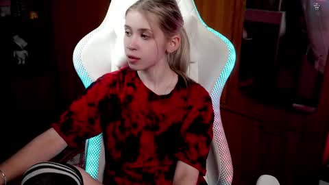 Holly online show from September 2025 06:41:02 PM