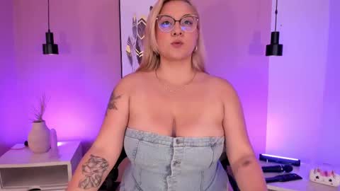 Hollie online show from September 2025 12:07:01 PM