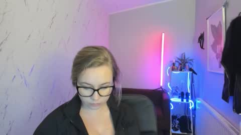 Holly online show from November 2025 08:52:02 PM