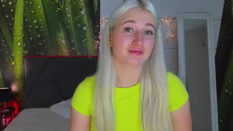 HollyTaillor online show from October 2025 12:05:02 PM