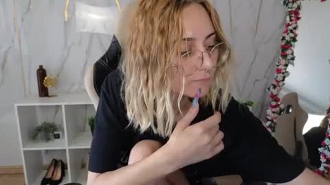 Snapshot of hollyy_pollyyyy chatting on June 2026 02:28:01 AM Polly online show from June 2026 02:28:01 AM