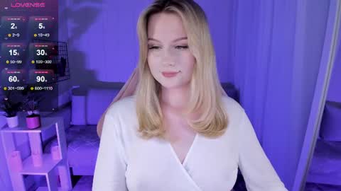 Snapshot of honey_blondee chatting on June 2026 08:43:02 PM Tammy online show from June 2026 08:43:02 PM