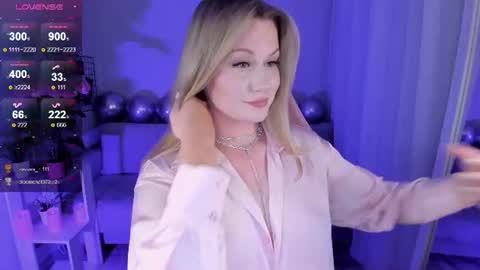 Snapshot of honey_blondee chatting on August 2026 08:33:02 PM Tammy online show from August 2026 08:33:02 PM
