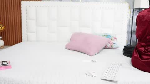 Snapshot of hornybarelylegalgirl chatting on May 2026 01:44:02 AM Khloe online show from May 2026 01:44:02 AM