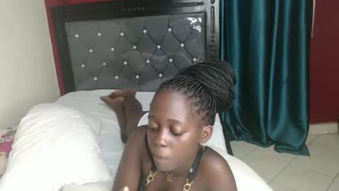 Snapshot of hornybella4 chatting on March 2025 12:18:01 AM Bella online show from March 2025 12:18:01 AM