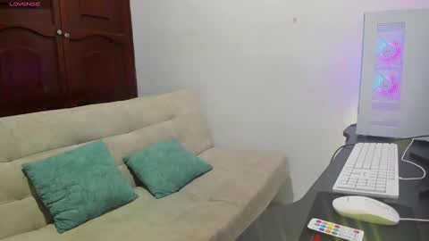 Snapshot of horrny_18_victoria chatting on December 2024 03:04:02 AM ronald and victoria online show from December 2024 03:04:02 AM