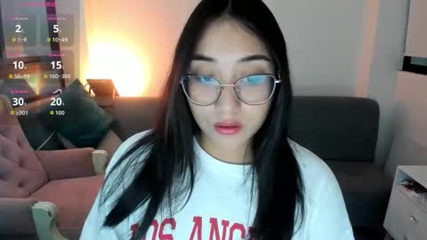 Snapshot of hottbee1 chatting on October 2025 07:35:02 PM AMY online show from October 2025 07:35:02 PM