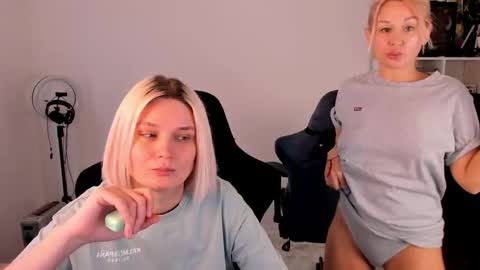 Nessie and Jessie online show from November 2025 10:51:02 AM