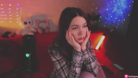 Mia online show from November 2025 05:03:02 PM