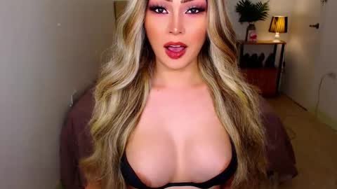 QUEEN SUSSIE BROWN online show from March 2026 03:52:02 AM