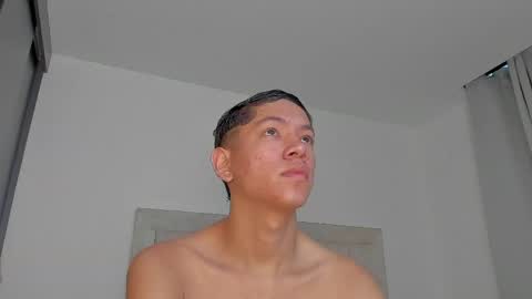 Snapshot of iamjulian_ chatting on April 2026 11:27:01 AM Juliiiiian online show from April 2026 11:27:01 AM