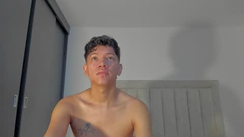 Snapshot of iamjulian_ chatting on May 2026 12:01:01 PM Juliiiiian online show from May 2026 12:01:01 PM