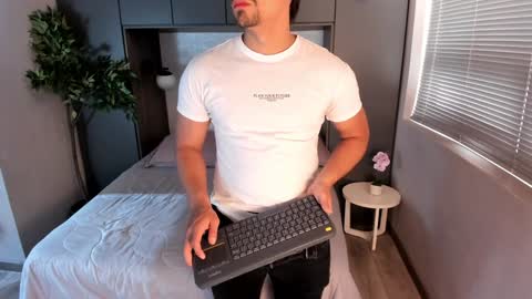 Ian Davis online show from December 2024 08:18:01 PM