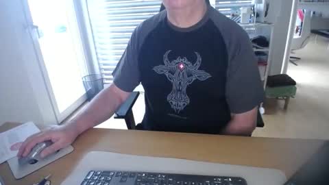 iandy12 online show from October 2025 06:11:01 AM