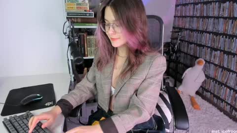 Snapshot of icefroq chatting on January 2025 11:24:01 PM Julia online show from January 2025 11:24:01 PM