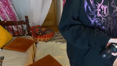 Emmy  help me reach 100 thumbs up online show from February 2026 06:55:02 PM