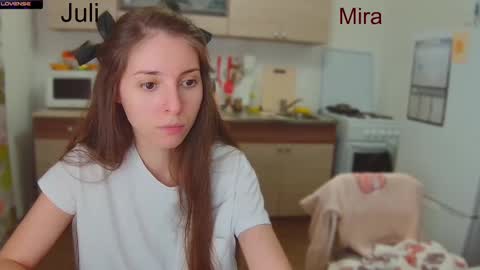 Snapshot of ihavepaws33 chatting on January 2025 07:59:02 PM Julia and Mira online show from January 2025 07:59:02 PM