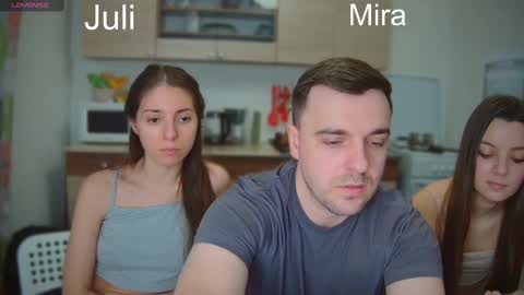 Snapshot of ihavepaws33 chatting on February 2025 03:18:02 PM Julia and Mira online show from February 2025 03:18:02 PM