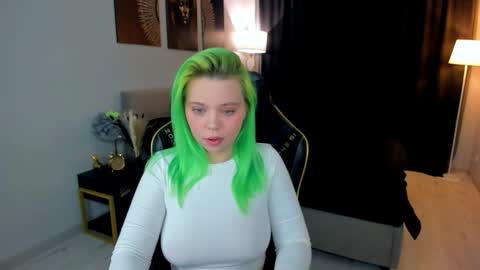 Roxy online show from October 2025 08:09:02 PM