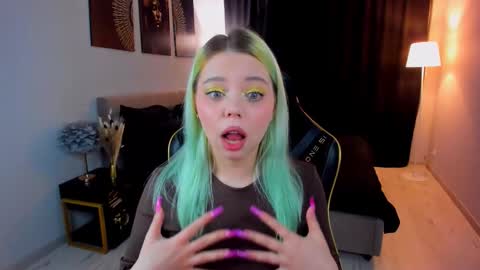 Roxy online show from November 2025 07:12:01 PM