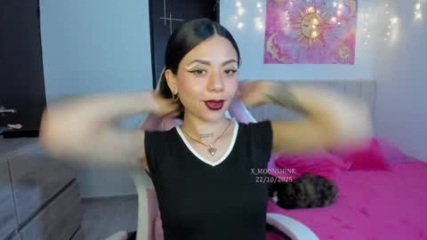 Snapshot of im_moonshine1 chatting on October 2025 02:44:01 AM s online show from October 2025 02:44:01 AM