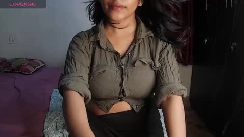 Snapshot of imlovelyrose chatting on November 2025 01:11:02 PM ROSE online show from November 2025 01:11:02 PM