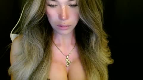 Queen Gwen online show from November 2025 06:18:02 PM