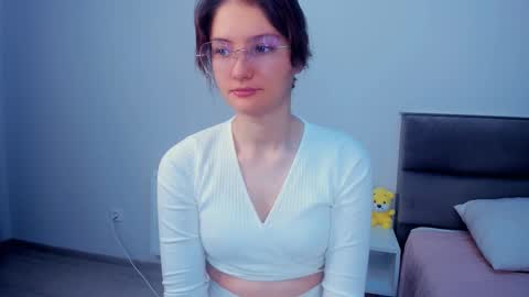 Kira online show from November 2025 04:12:01 AM