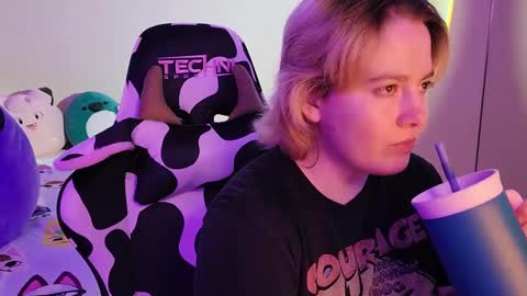 Faye online show from December 2024 01:56:01 AM