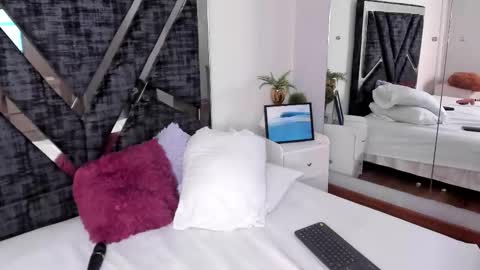 oIssaJonneso online show from February 2026 01:07:02 PM