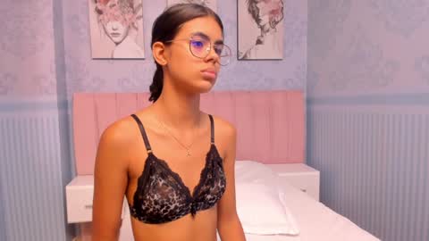 Snapshot of isa_little4u chatting on January 2025 12:52:02 AM online show from January 2025 12:52:02 AM