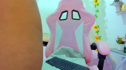 Snapshot of isabela_gonzalez_ chatting on January 2025 10:43:01 AM ISA online show from January 2025 10:43:01 AM