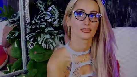 Snapshot of isabelleethan chatting on October 2025 02:08:02 AM IsabelleEthan online show from October 2025 02:08:02 AM