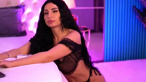 IsabelleHunt online show from March 2025 09:00:01 AM
