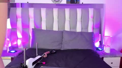 Isa online show from November 2025 04:18:02 AM