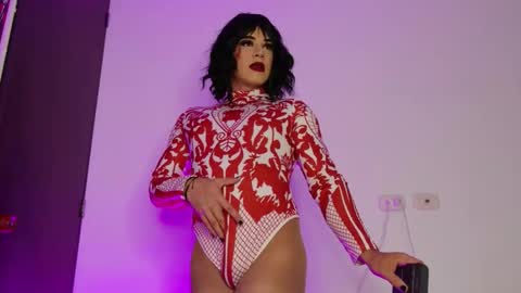 Isabella Hilton online show from September 2025 08:31:02 PM