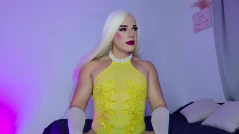 Isabella Hilton online show from October 2025 03:03:01 PM