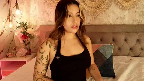 Snapshot of isamoon_ chatting on May 2026 12:33:01 PM Isa online show from May 2026 12:33:01 PM