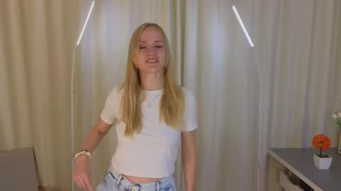 Snapshot of isauraluciano chatting on November 2025 04:12:02 AM Olivia online show from November 2025 04:12:02 AM