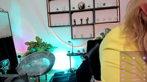 Issabel online show from December 2025 12:43:02 PM