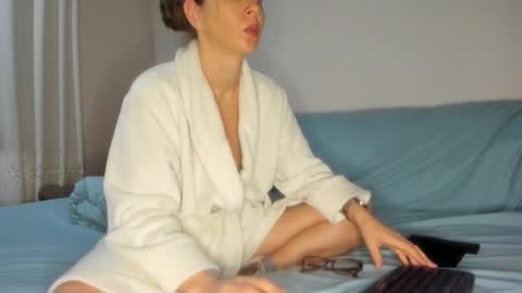 Issabelle online show from December 2025 05:48:02 AM