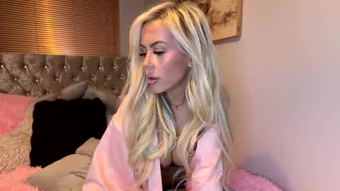 Snapshot of itsmelolax chatting on March 2026 08:03:01 PM Lola online show from March 2026 08:03:01 PM