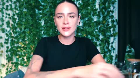 Miss Ivy online show from December 2024 03:58:01 PM