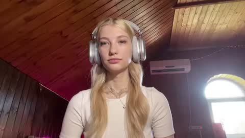 Snapshot of janicesivertsen chatting on June 2026 08:33:02 AM Elsa online show from June 2026 08:33:02 AM