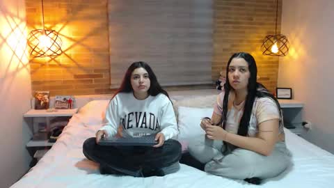 Jazmin and Scarlett online show from November 2025 10:15:02 AM