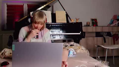 Snapshot of jhopeftw chatting on February 2026 07:35:01 PM Anya online show from February 2026 07:35:01 PM