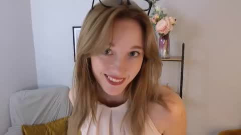 Mia online show from October 2025 09:07:02 AM